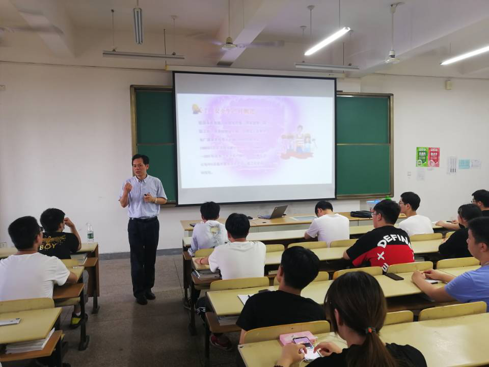 学校举办“安全生产月”班级安全员培训