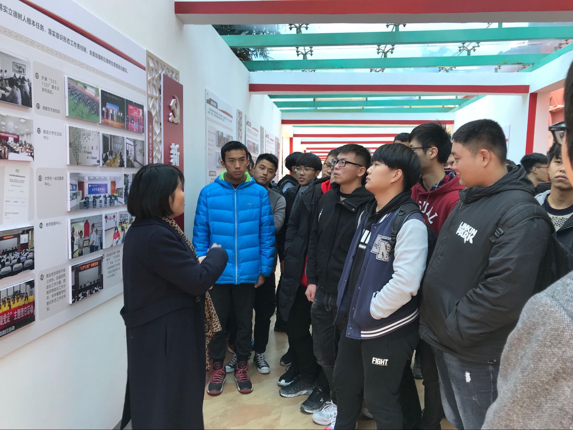 船舶工程学院党总支组织师生参观党建文化长廊