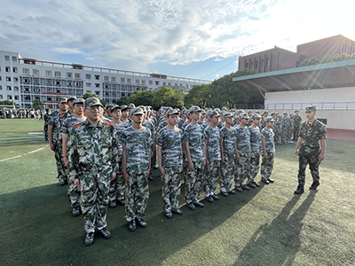 机电工程学院新生积极参加军训活动