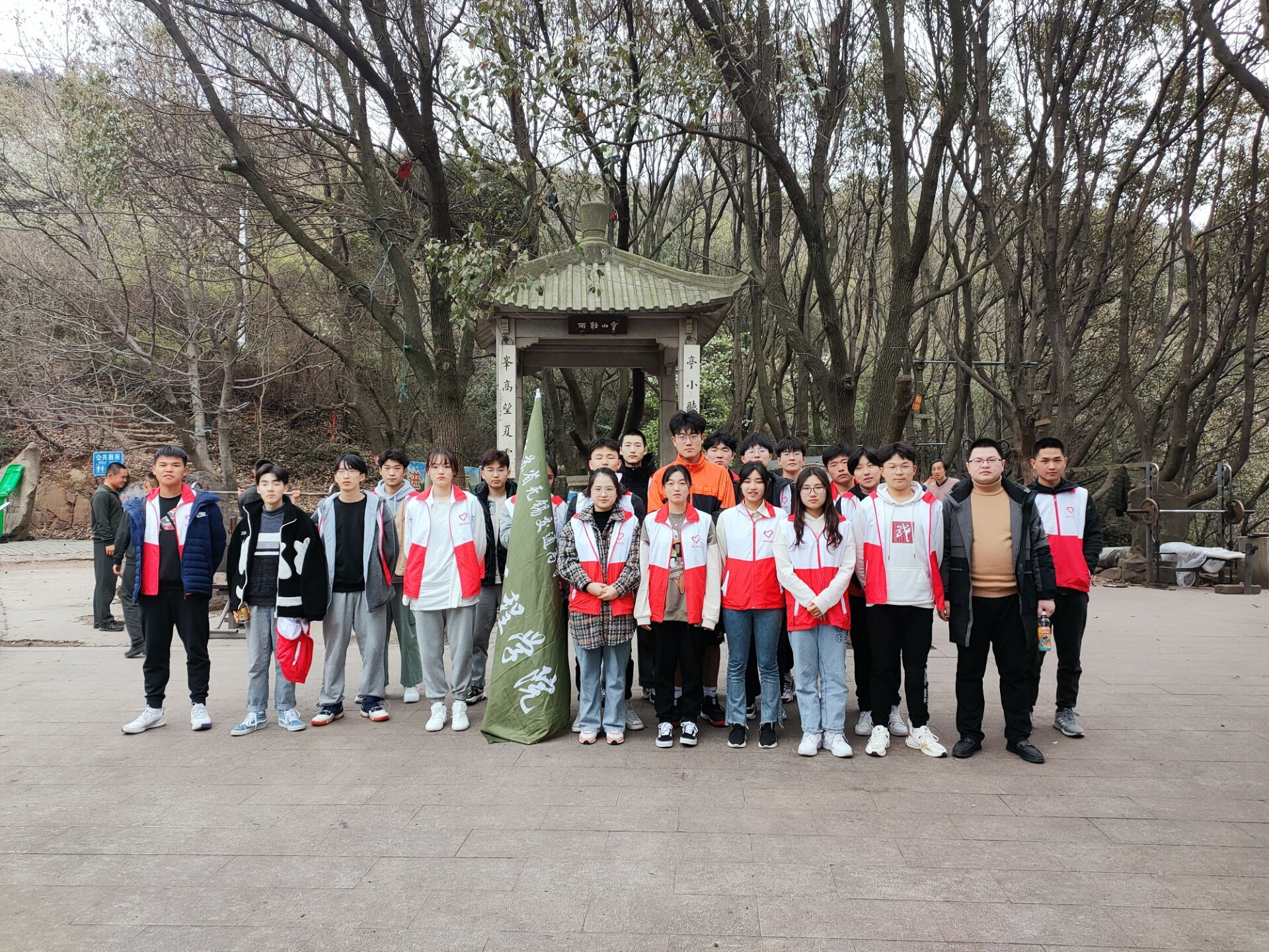 “青春心向党 志愿新建功”志愿服务主题月活动--交通工程学院在惠山森林公园开展清理垃圾杂物行动