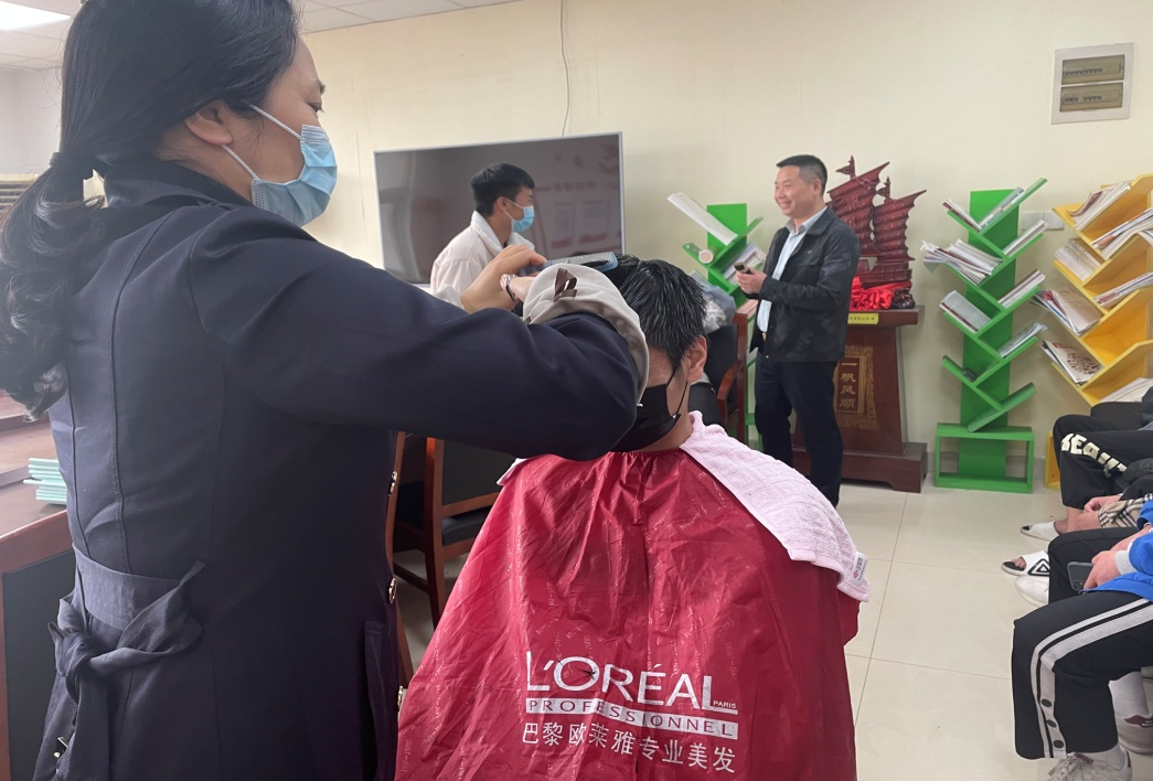 关爱从“头”开始，院长化身“托尼”老师