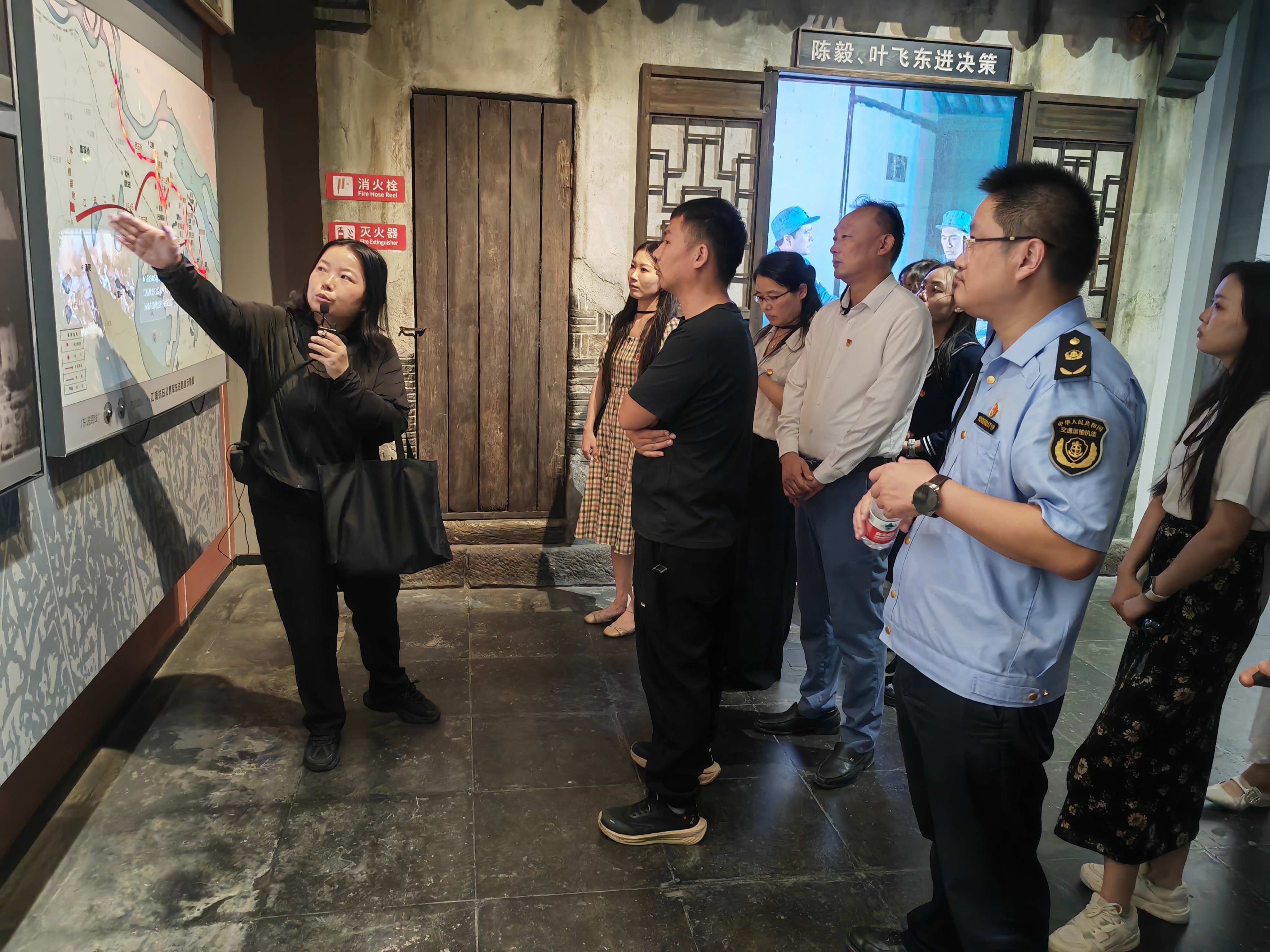 传承红色基因,共筑交通担当 ——交通工程学院党总支与盐锡支队第六大队党支部联合开展主题党日活动