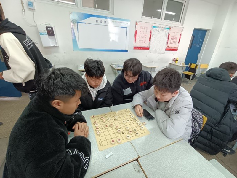 机电工程学院201322班组织开展“迎新年象棋比赛”