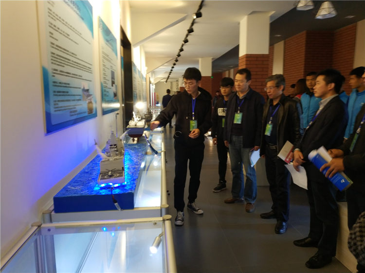 1541725797499085880.jpg 参赛选手现场介绍作品设计制作理念.jpg