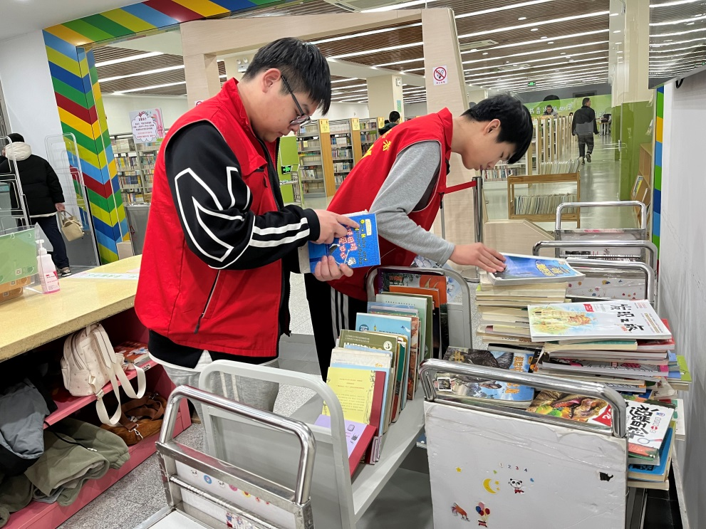 机械工程学院组织学生参加无锡市图书馆“文明义工”志愿服务活动