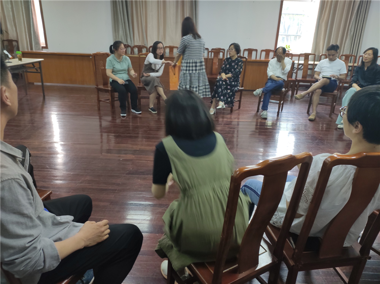 我校成功举办“关爱教师心理健康”培训活动