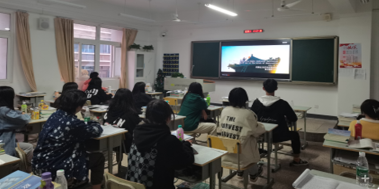 观看红色电影,重温党史