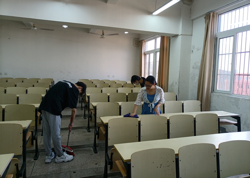 以心迎新，同心起航 ——信息管理学院组织师生共同打扫教室卫生
